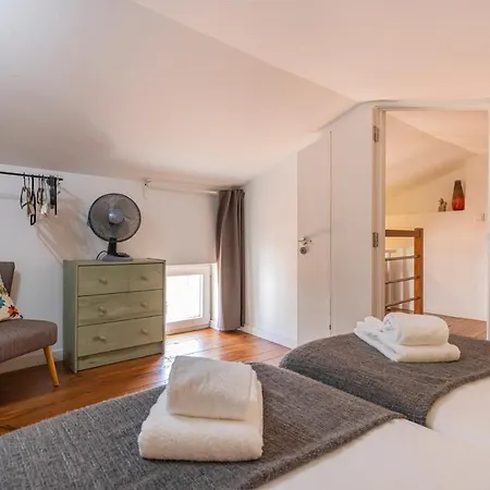 Alfama 2bdr Duplex W/ Balcony By Lovelystay Apartmán