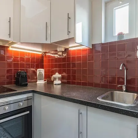 Alfama 2bdr Duplex W/ Balcony By Lovelystay *