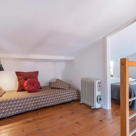 Alfama 2bdr Duplex W/ Balcony By Lovelystay