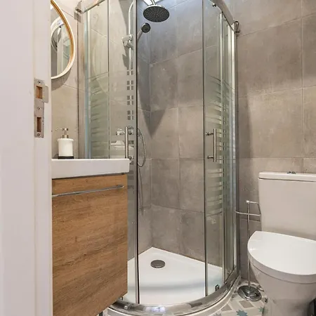 Апартаменты Alfama 2bdr Duplex W/ Balcony By Lovelystay